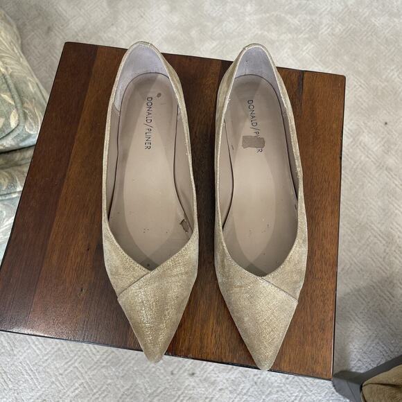 Donald J. Pliner Shimmering Gold Pointed Flats - Picture 3 of 12